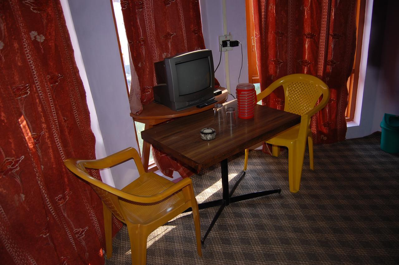 New Relax Inn, Pahalgam, 2 Km From Lidder Valley ภายนอก รูปภาพ